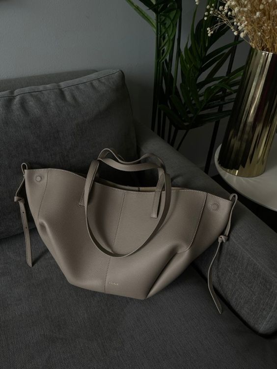 Pernilla – Structured Tote Bag with Side Ruching