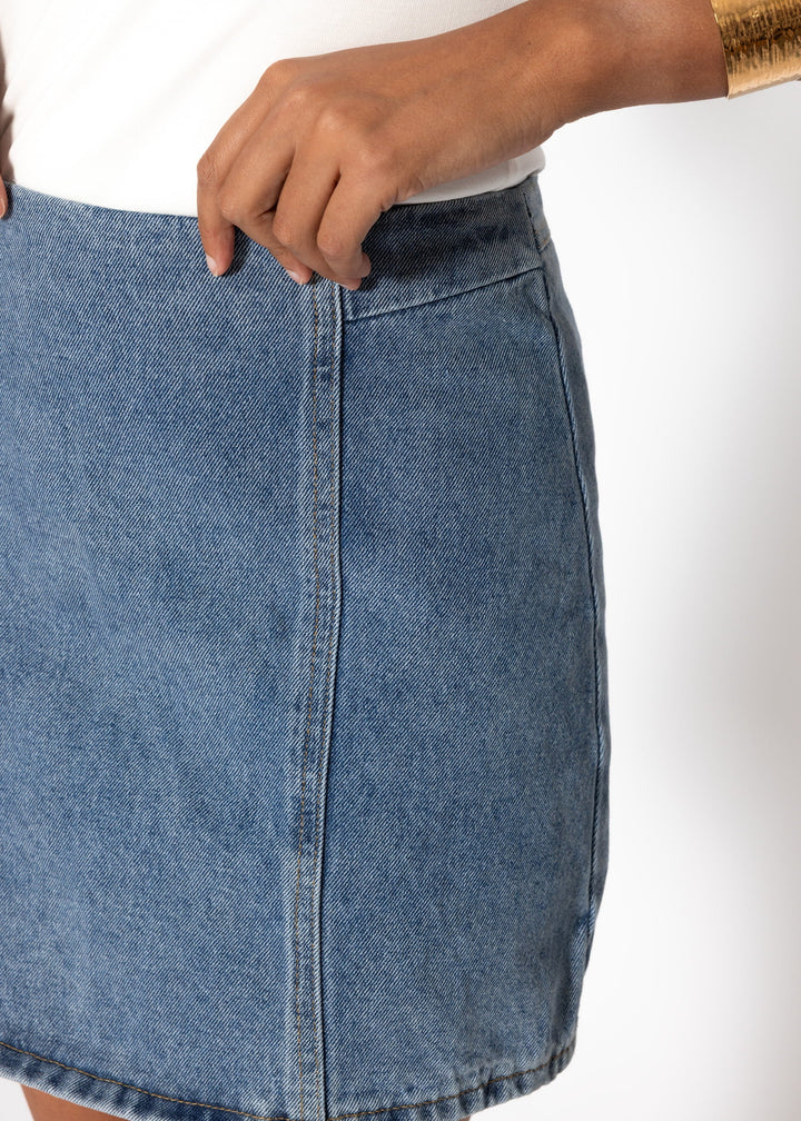 Short denim skirt with dividing seams