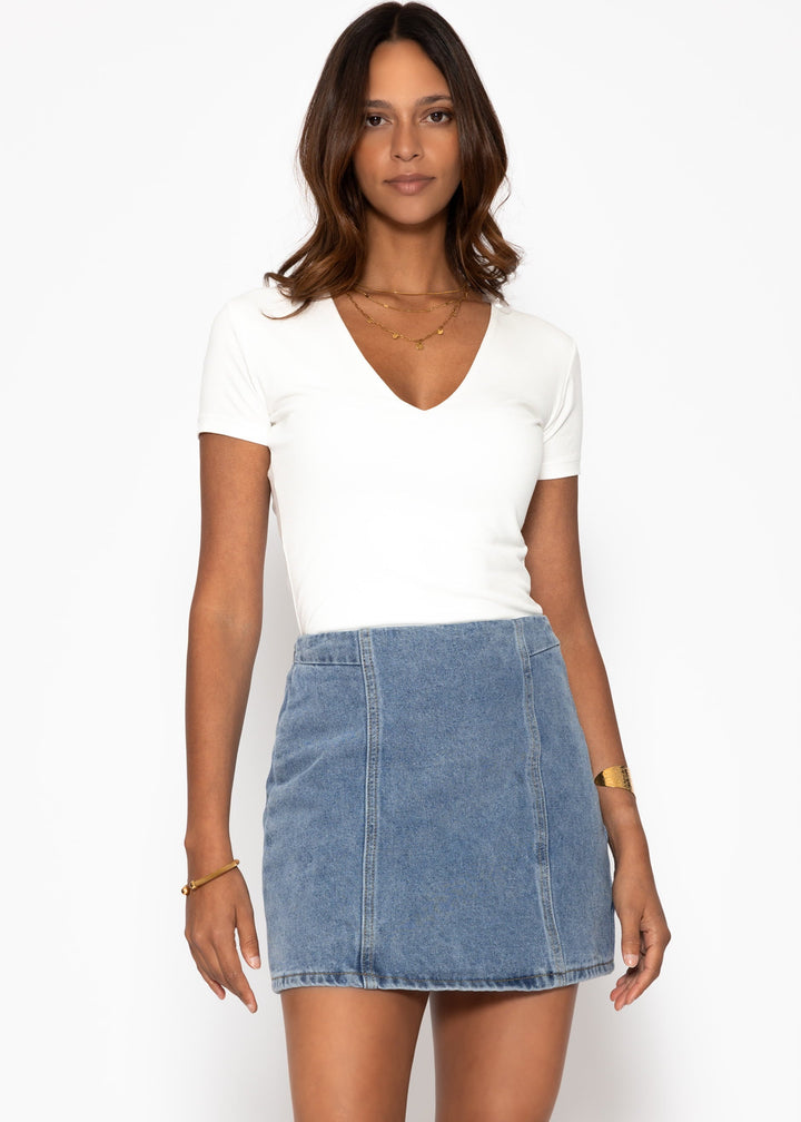 Short denim skirt with dividing seams